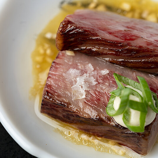 The sixth course of the Eatrenalin menu 'Red Dimensions Exclusive' In the room 'Umami', we will show you the fifth dimension of Asia.