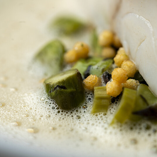 The sixth course of the Eatrenalin menu 'Red Dimensions' In the room 'Umami', we will show you the fifth dimension of Asia.