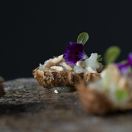 The second course of the Eatrenalin menu 'Red Dimensions' In the room 'Waterfall', the course 'A ritual for your palate' awaits you.