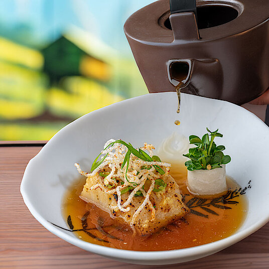 The sixth course of the Eatrenalin menu 'Red Dimensions' In the room 'Umami', we will show you the fifth dimension of Asia.